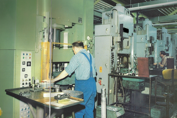 powder compacting presses